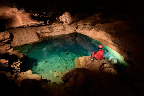 Ces deux cavités sont situées dans les gorges du Tarn près du hameau de Castelbouc, à 10 minutes de Sainte-Enimie.
 